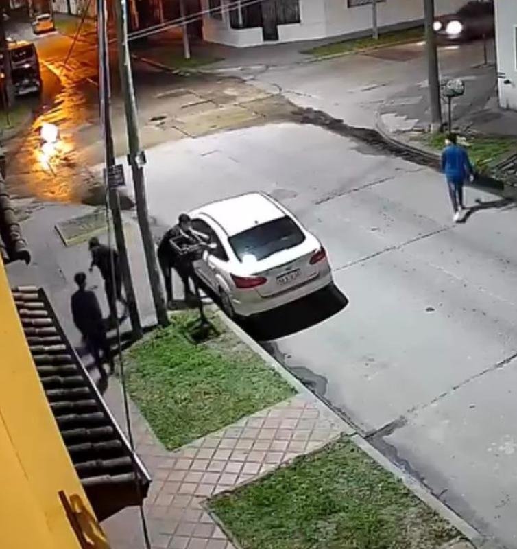 [VIDEO] Rompieron el vidrio de un auto y robaron pertenencias