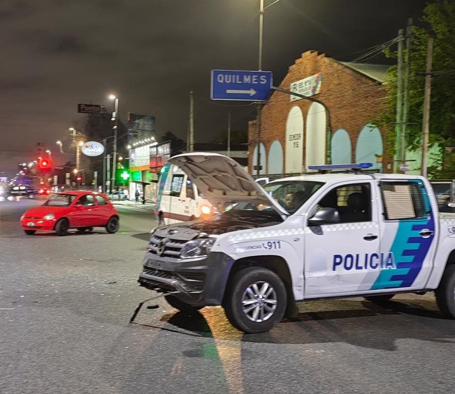 [VIDEO] Patrullero cruzó por la Av. Calchaquí y chocó con un automóvil