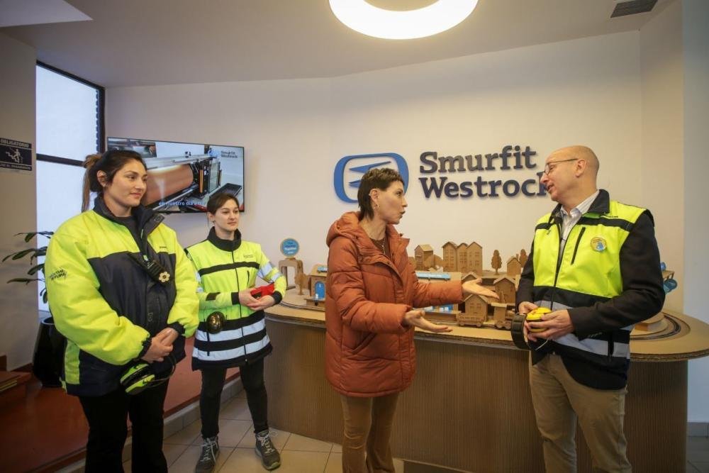 Día Nacional de la Industria: Mayra Mendoza recorrió una empresa multinacional