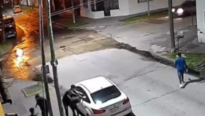 [VIDEO] Rompieron el vidrio de un auto y robaron pertenencias