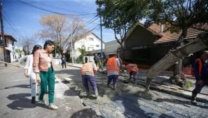 La intendenta supervisó una obra de bacheo y compartió una mateada con vecinos