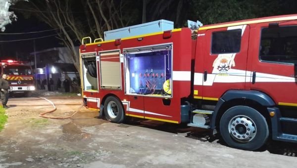 Una vivienda ardió en Villa Alcira: Trabajaron cinco dotaciones de Bomberos