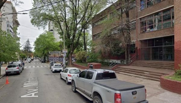 Una adolescente fue apuñalada en la puerta del Colegio Normal de Quilmes