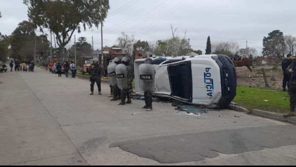 Patrullero atropelló a una familia en plena persecución: Incidentes y heridos