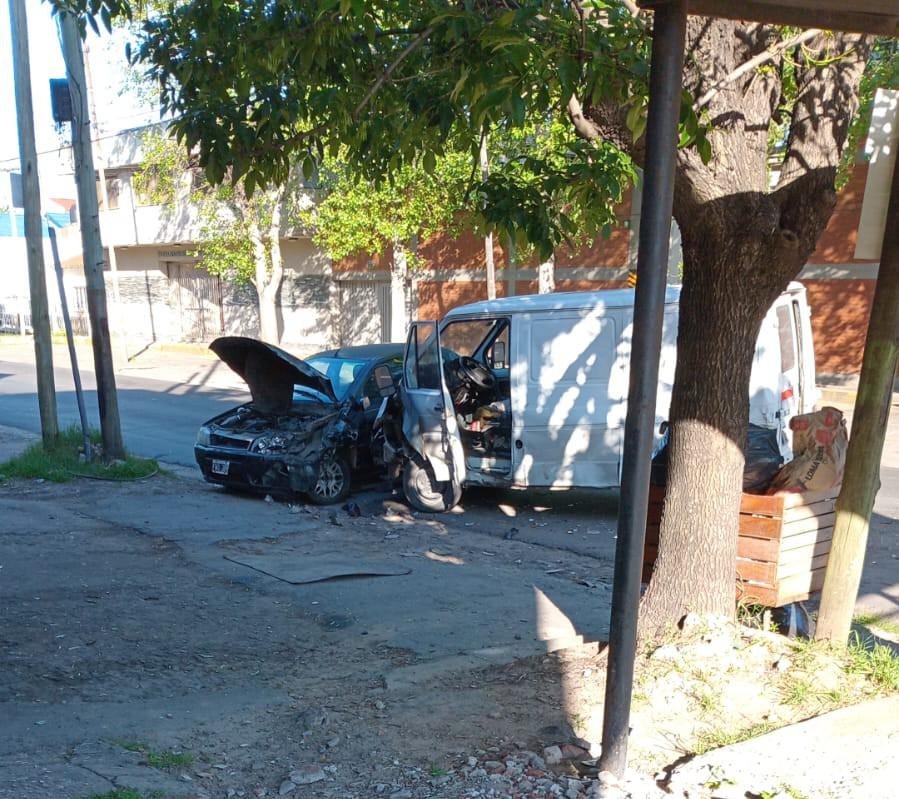 Triple choque dejó a dos motociclistas heridos