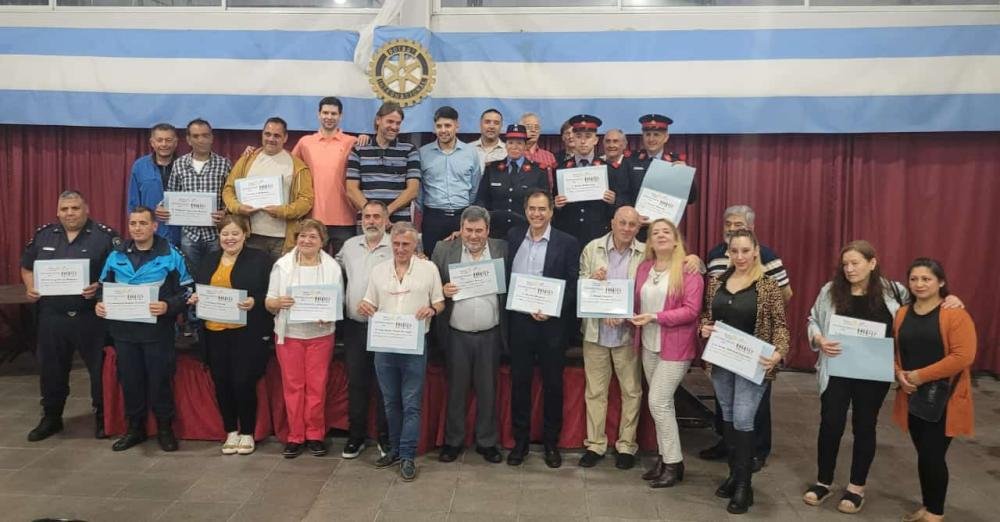 El Rotary de Ezpeleta reconoció a servidores públicos y entregó calzado a la Casa del Niño