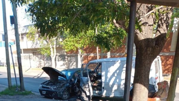 Triple choque dejó a dos motociclistas heridos