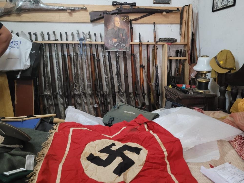 Encontraron armas y simbolos nazis en una casa de Bernal