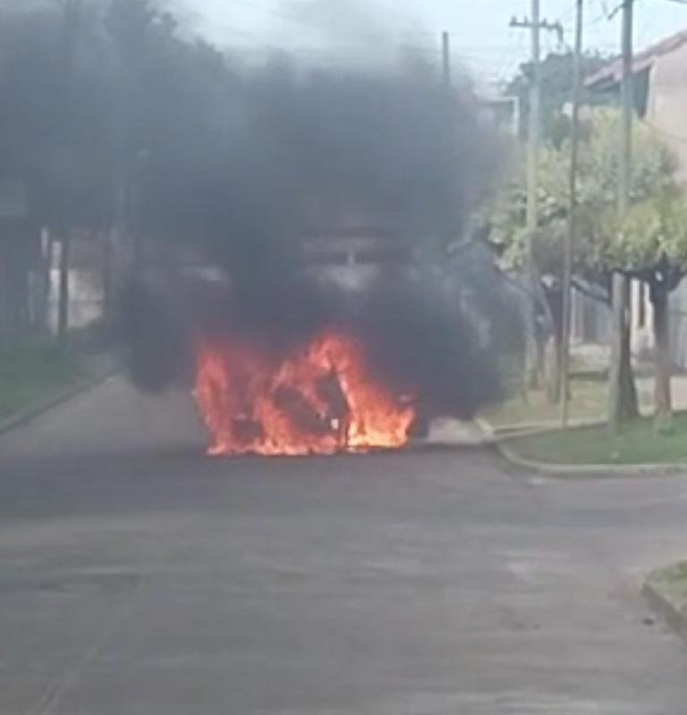 [VIDEO] Un auto quedó totalmente destruido por el fuego