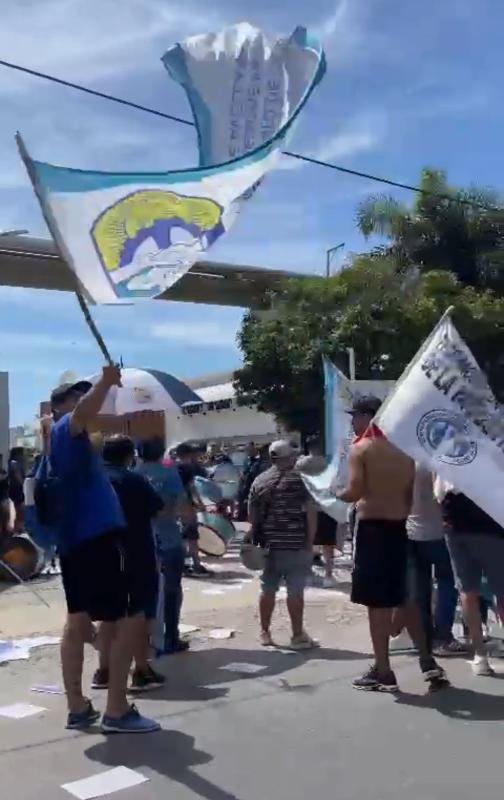 Caos de tránsito en la subida a la autopista en Bernal por protesta gremial