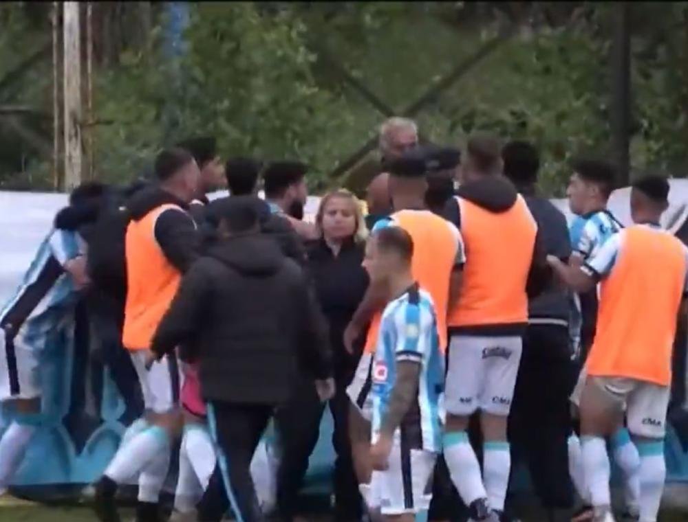 Futbolistas de Argentino de Merlo agredieron a la terna arbitral y rompieron el vestuario visitante