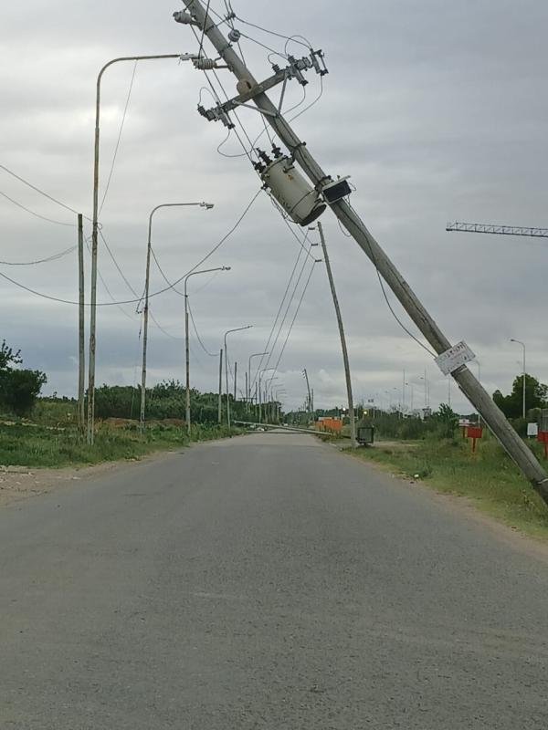 El viento tiró postes de luz y dejó sin suministro a gran parte de La Ribera de Bernal