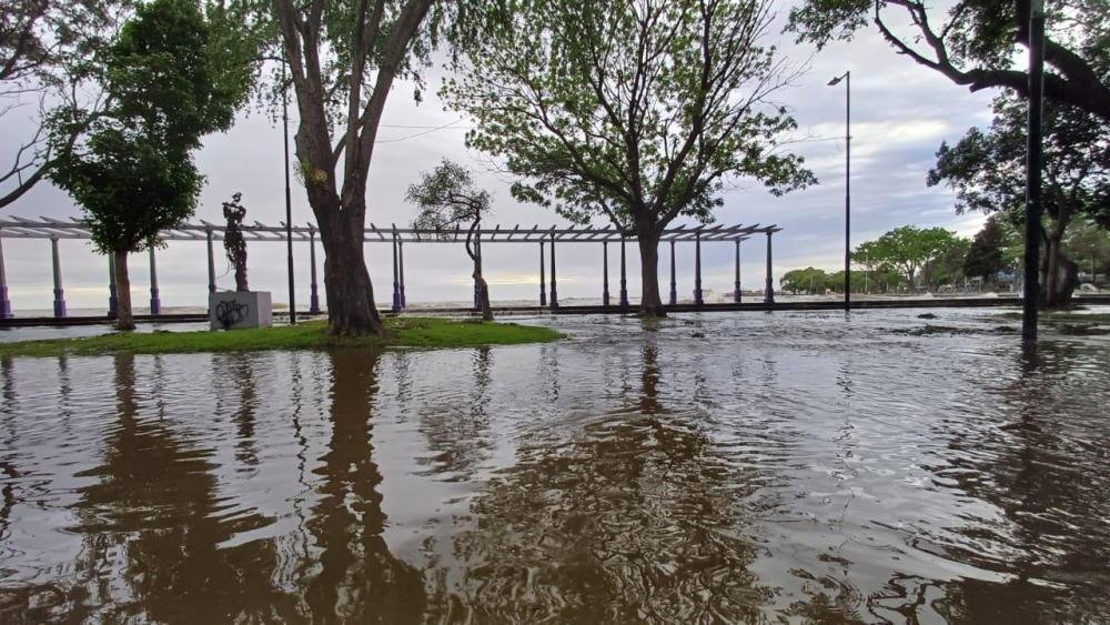 Alerta por fuerte crecida del rio