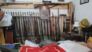 Encontraron armas y simbolos nazis en una casa de Bernal