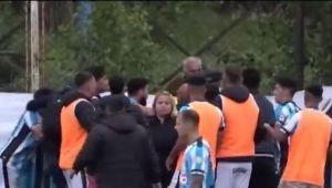 Futbolistas de Argentino de Merlo agredieron a la terna arbitral y rompieron el vestuario visitante