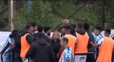 Futbolistas de Argentino de Merlo agredieron a la terna arbitral y rompieron el vestuario visitante