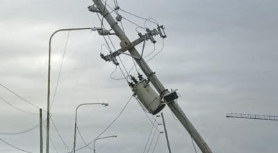 El viento tiró postes de luz y dejó sin suministro a gran parte de La Ribera de Bernal