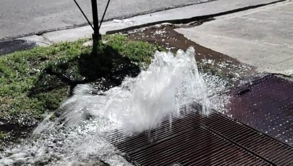 Se inundó una cámara subterránea y dejó a varios vecinos sin agua ni luz