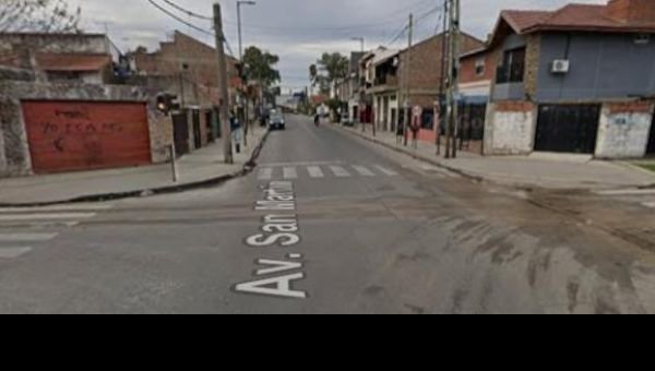 Dos vehículos chocaron y uno terminó colisionando contra una casa