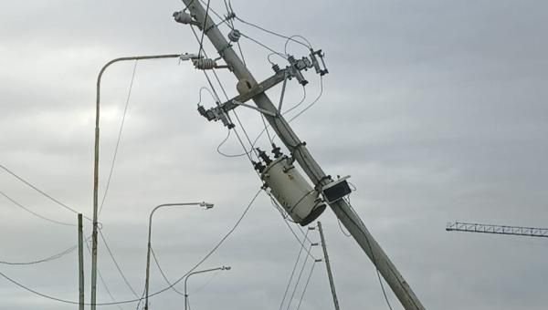 El viento tiró postes de luz y dejó sin suministro a gran parte de La Ribera de Bernal