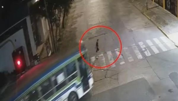 Cruzaba la calle y fue chocado por un colectivo