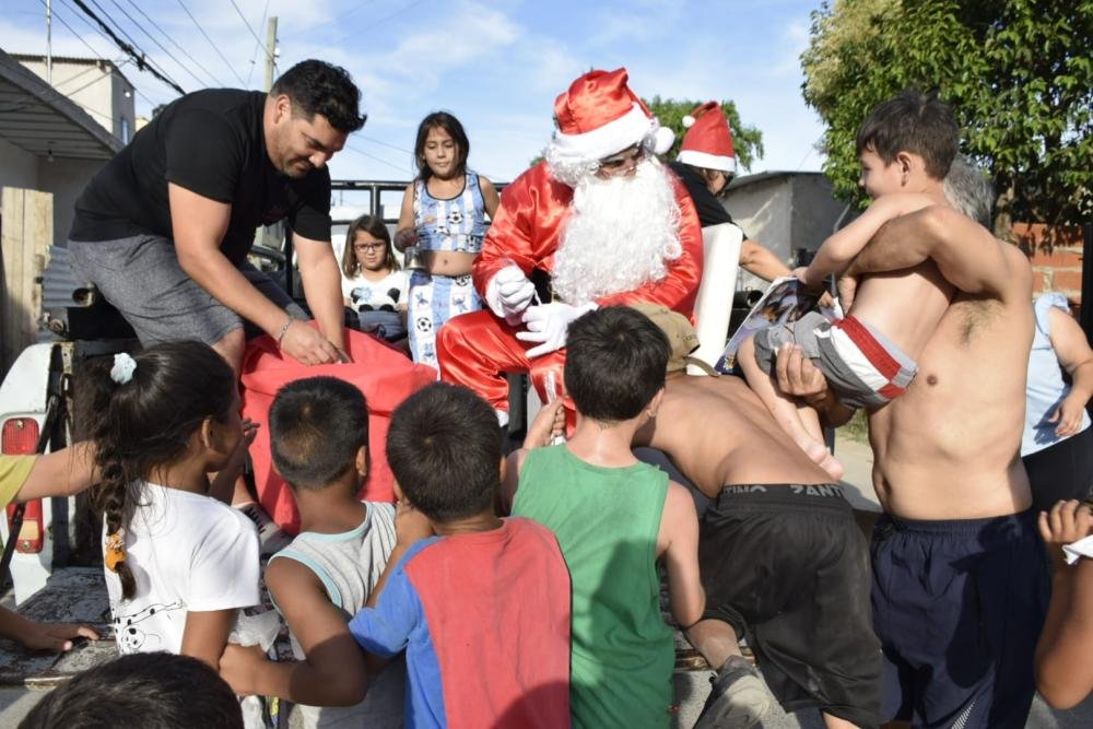 Pareja quilmeña recibe donaciones de caramelos para regalar a niños en Navidad