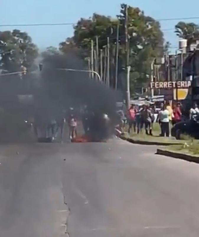 Protesta con quema de cubiertas en la Rotonda de Pasco