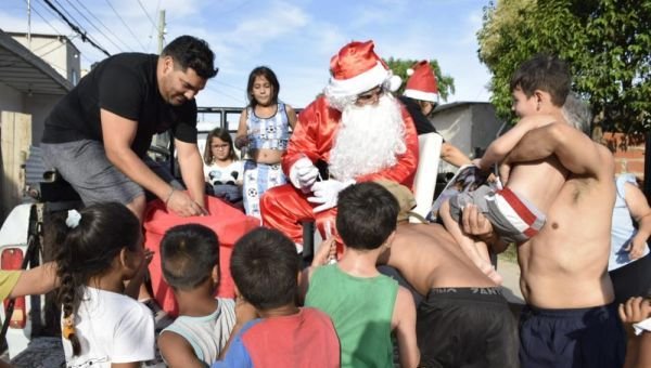 Pareja quilmeña recibe donaciones de caramelos para regalar a niños en Navidad