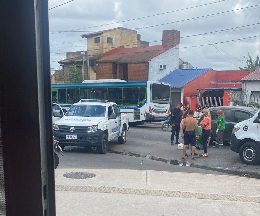 Accidente de tránsito entre un auto y moto dejó un herido leve