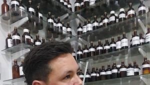 Premiarán a perfumista bernalense que busca sintetizar el "Oro Negro" para evitar la tala de árboles