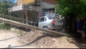 Robó un auto, lo persiguió Prefectura y terminó chocando