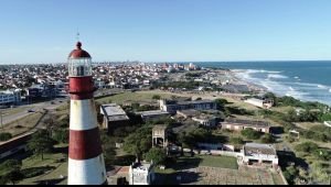 Playas con faros, la moda natural que se impone este verano en la Costa Atlántica