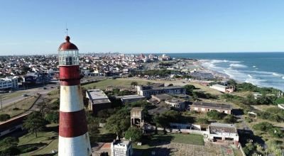 Playas con faros, la moda natural que se impone este verano en la Costa Atlántica