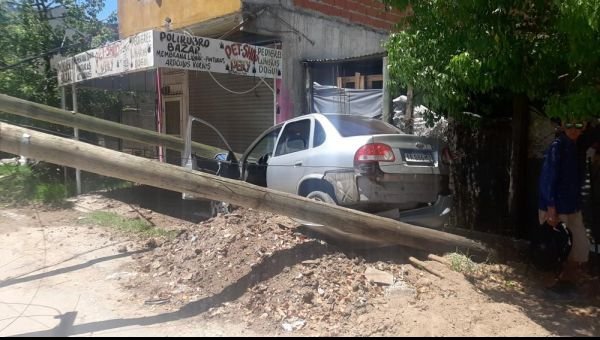 Robó un auto, lo persiguió Prefectura y terminó chocando