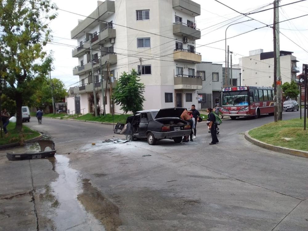 Violento choque entre un auto y un colectivo