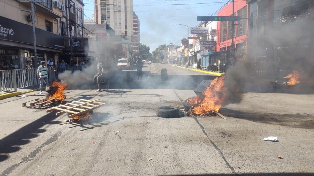 Protesta de manteros que se niegan a ser trasladados generó caos de tránsito en la estación