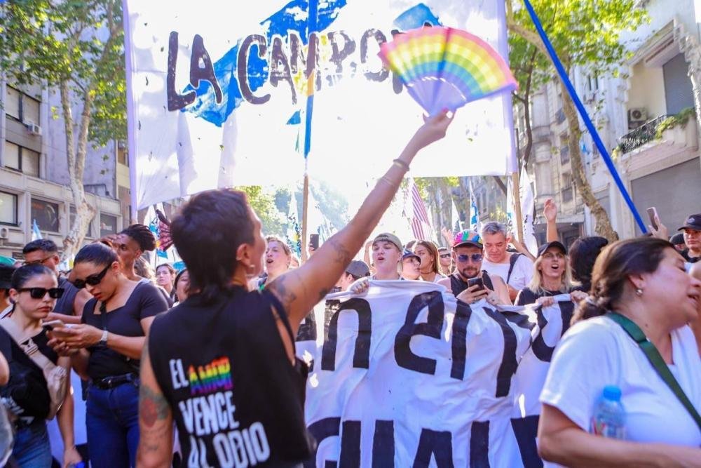 Mayra Mendoza presente en la Marcha Federal LGBTIN+