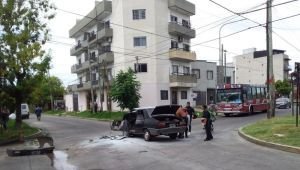 Violento choque entre un auto y un colectivo