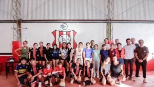 Mayra Mendoza recorrió la obra de refacción del Club Juventud de Bernal