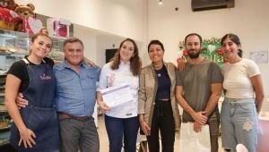 Mayra Mendoza entregó certificado de habilitación a una pastelería