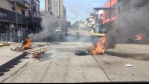 Protesta de manteros que se niegan a ser trasladados generó caos de tránsito en la estación