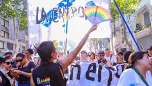 Mayra Mendoza presente en la Marcha Federal LGBTIN+