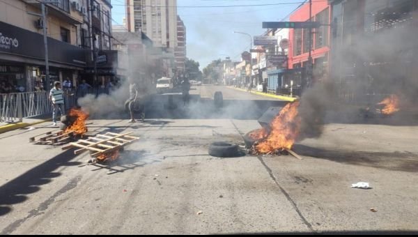 Protesta de manteros que se niegan a ser trasladados generó caos de tránsito en la estación