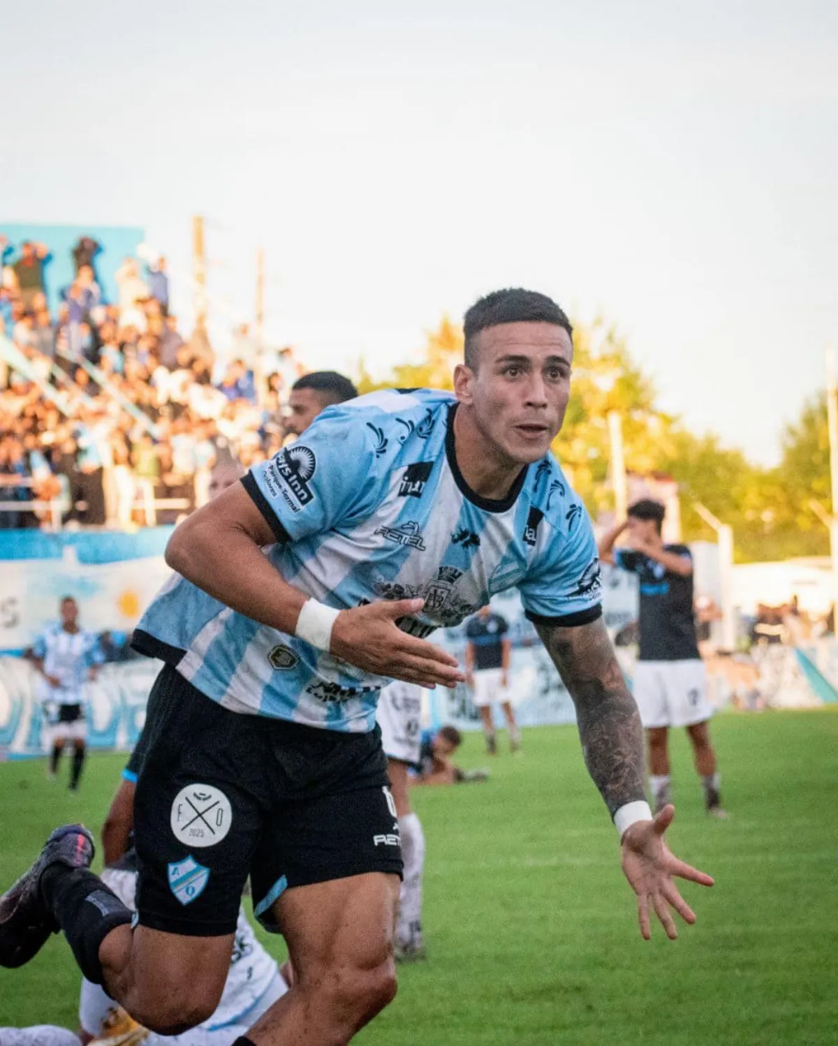 “Los Mates” rescataron un empate agónico ante el puntero Villa San Carlos