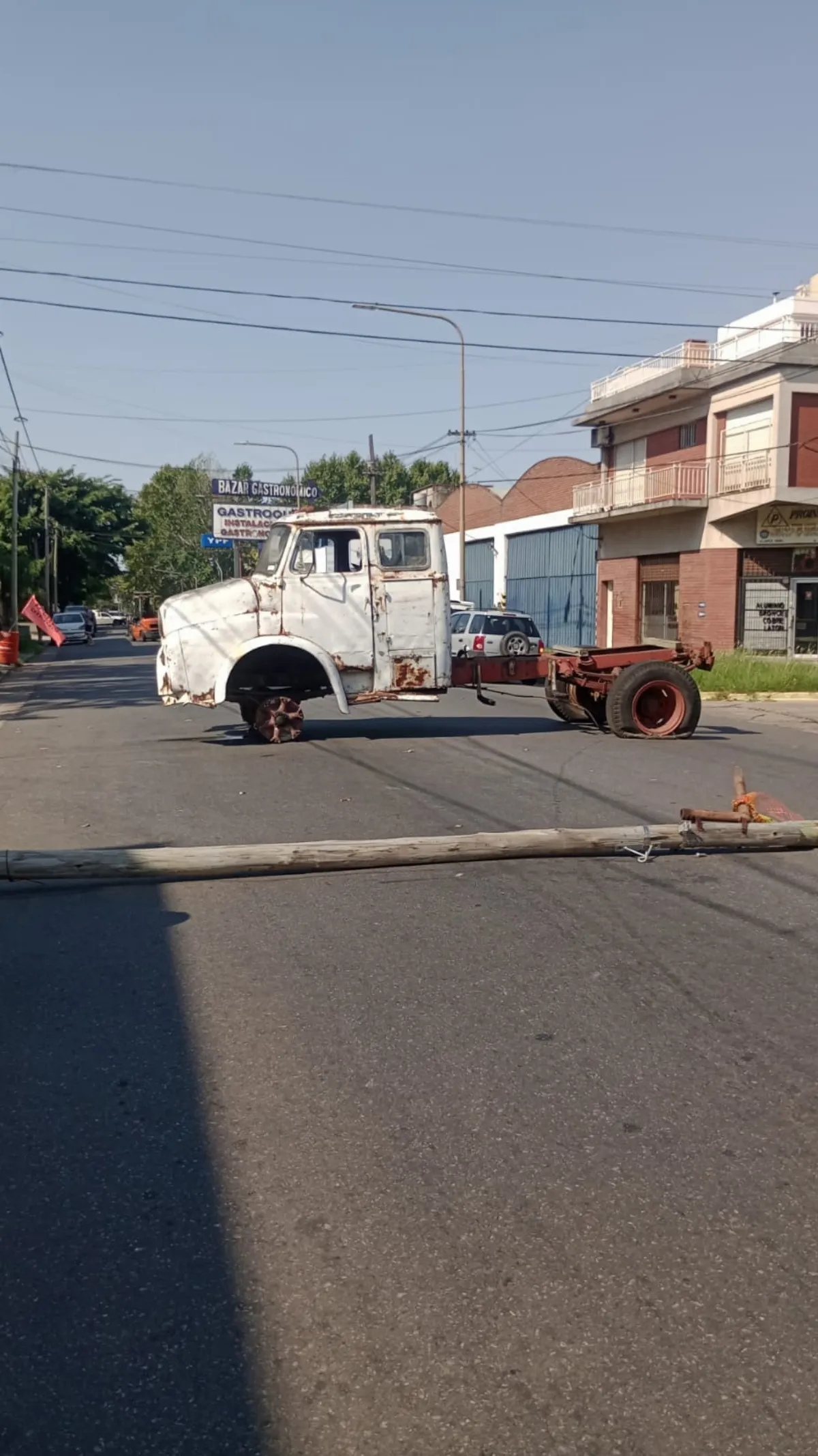 Vecinos sin luz tras la caída de postes: Incendiaron un camión en protesta