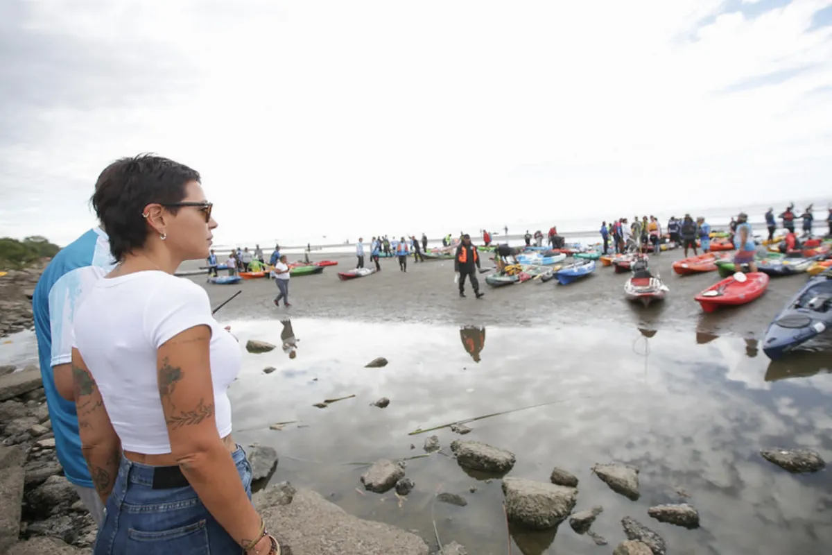 Mayra Mendoza acompañó un prestigioso torneo de pesca en kayak