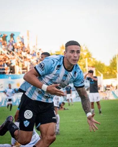 “Los Mates” rescataron un empate agónico ante el puntero Villa San Carlos