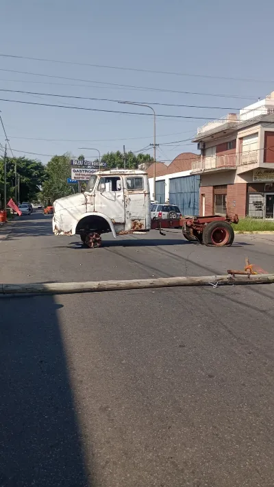 Vecinos sin luz tras la caída de postes: Incendiaron un camión en protesta