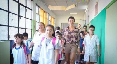 Mayra Mendoza encabezó el acto de inicio del ciclo lectivo 2025