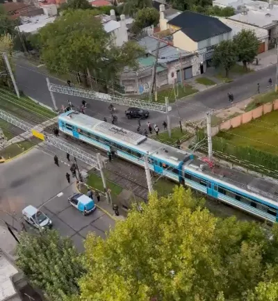 Milagro en las vías del Tren Roca: Ciclista fue embestida por una formación y salió ilesa